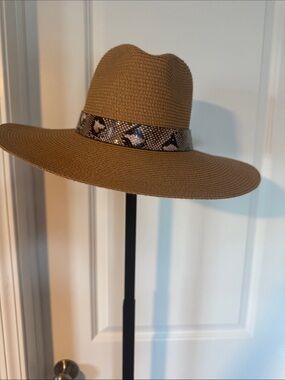 Women’s Wide Brim Straw Fedora Hat with Snake-Print Band - Tan